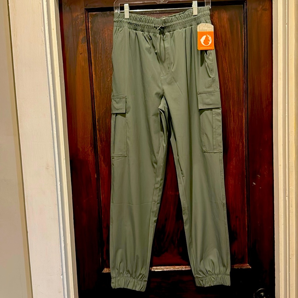 NWT, adjustable waistline, cargo pockets, fabric has stretch for comfort.
